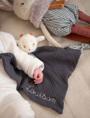 Doudou personnalisé avec le prénom de bébé